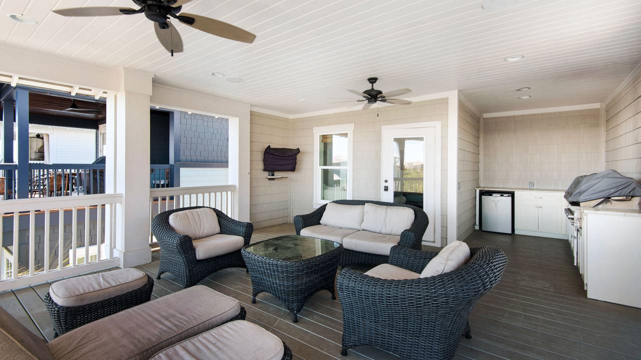 Royal Seaview: 3rd Floor Covered Deck Royal Seaview: 3rd Floor Covered Deck