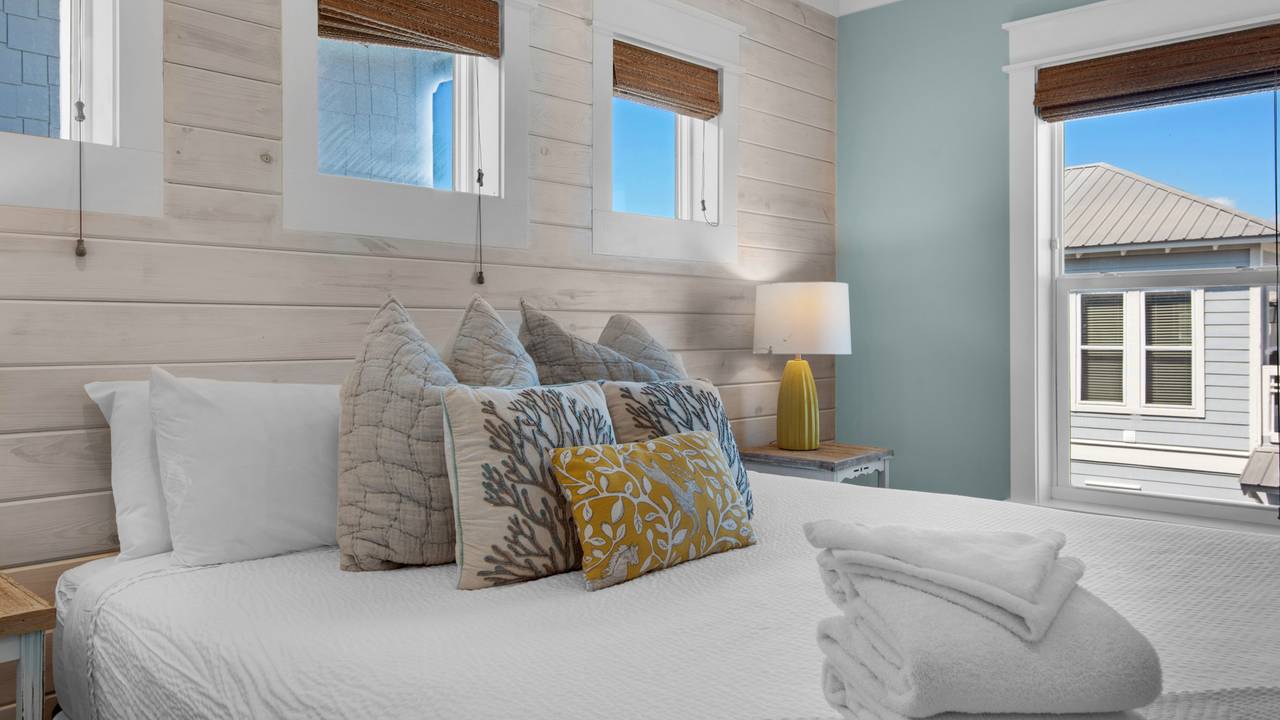 Royal Seaview: 3rd Floor Bedroom 4 Royal Seaview: 3rd Floor Bedroom 4