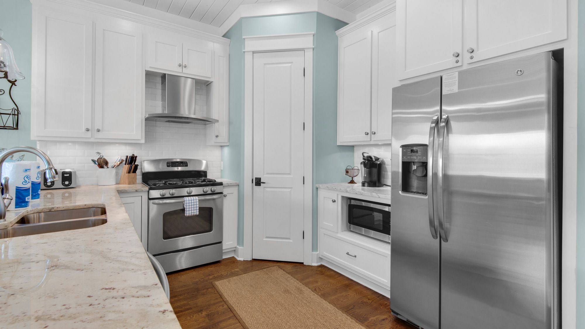 Royal Seaview: 2nd Floor Kitchen area