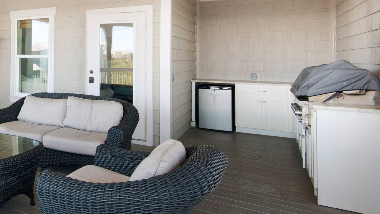 Royal Seaview: 3rd Floor Covered Deck Royal Seaview: 3rd Floor Covered Deck