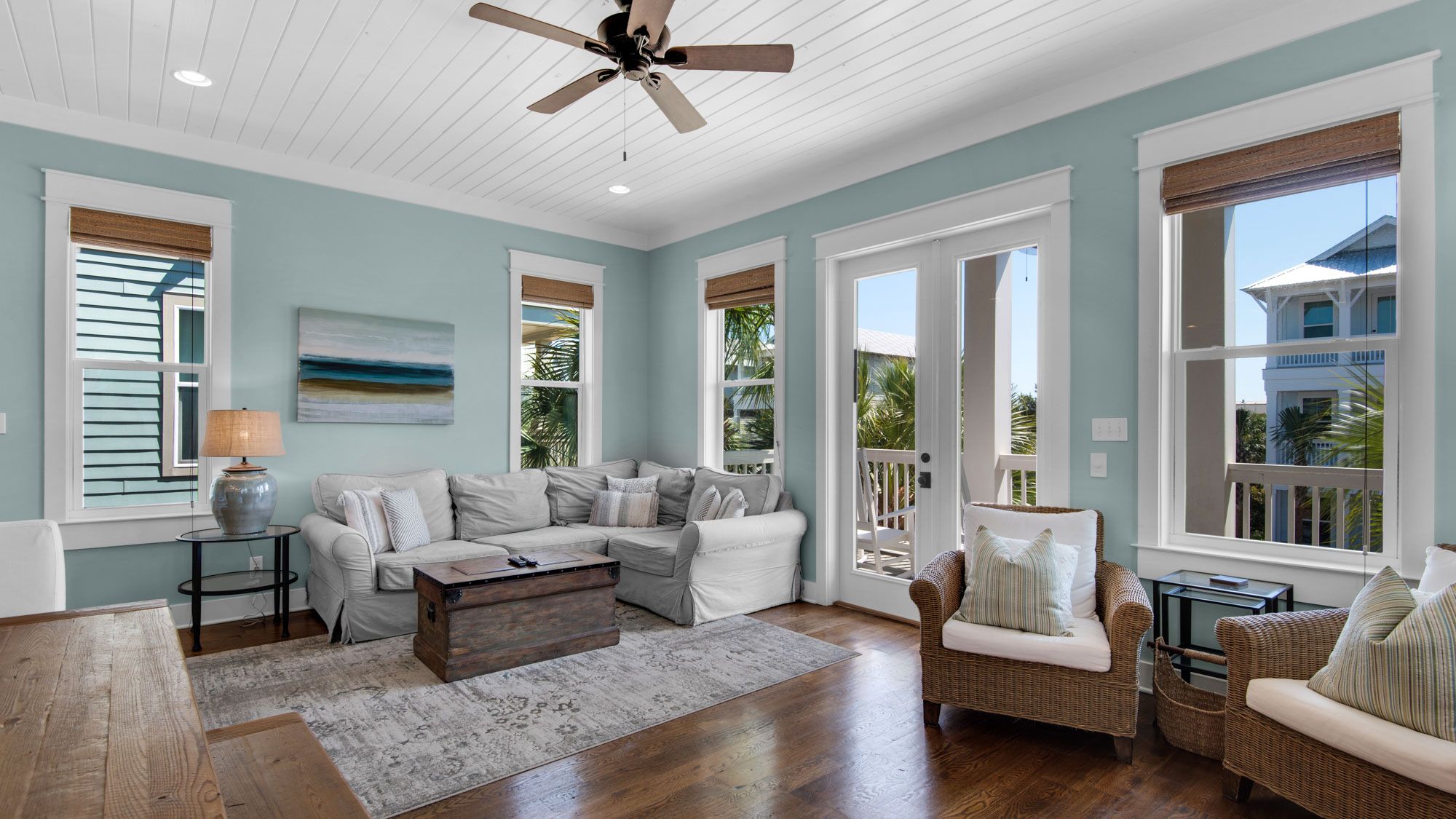 Royal Seaview: 2nd Floor Main Living Area