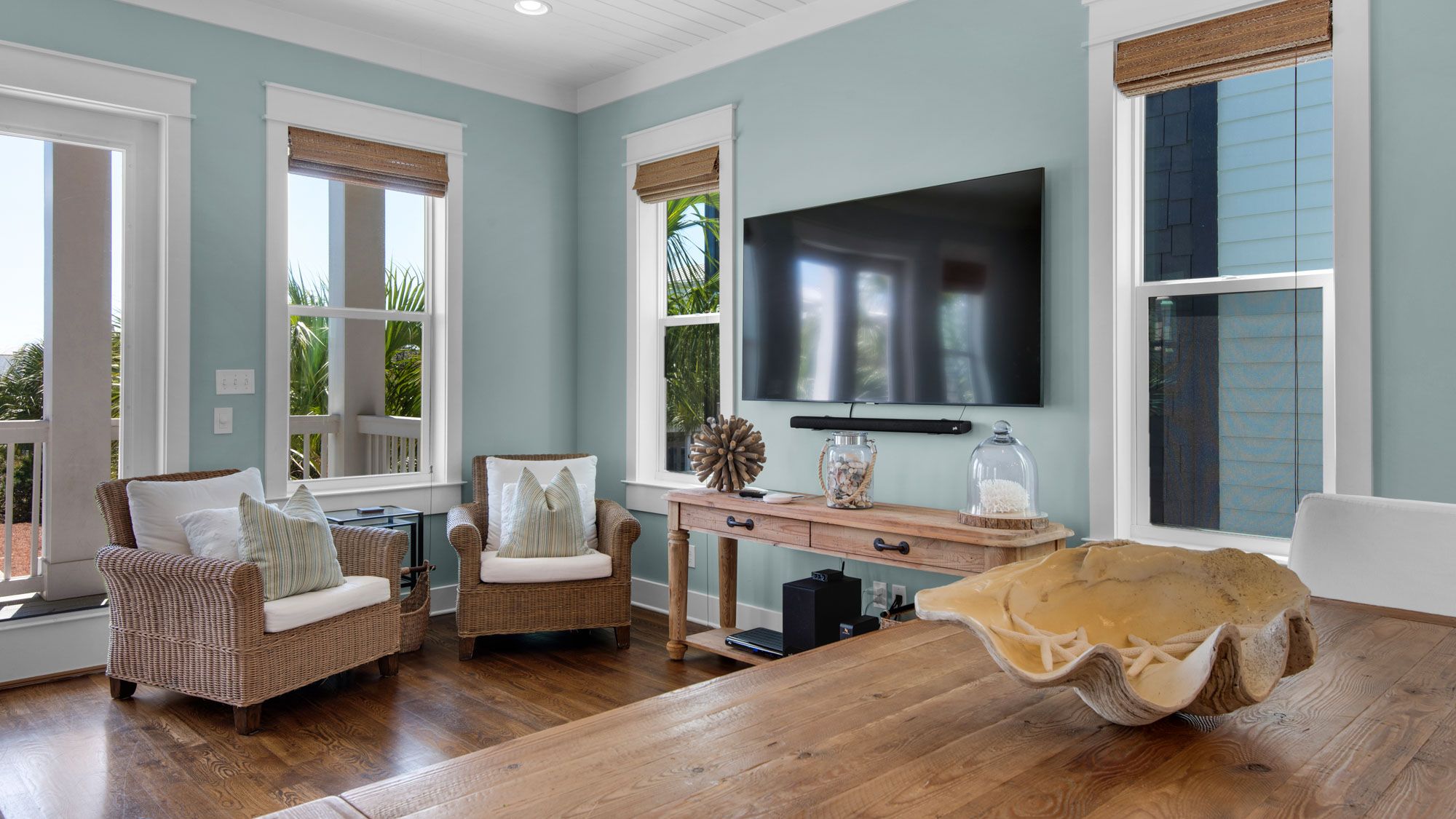 Royal Seaview: 2nd Floor Main Living Area