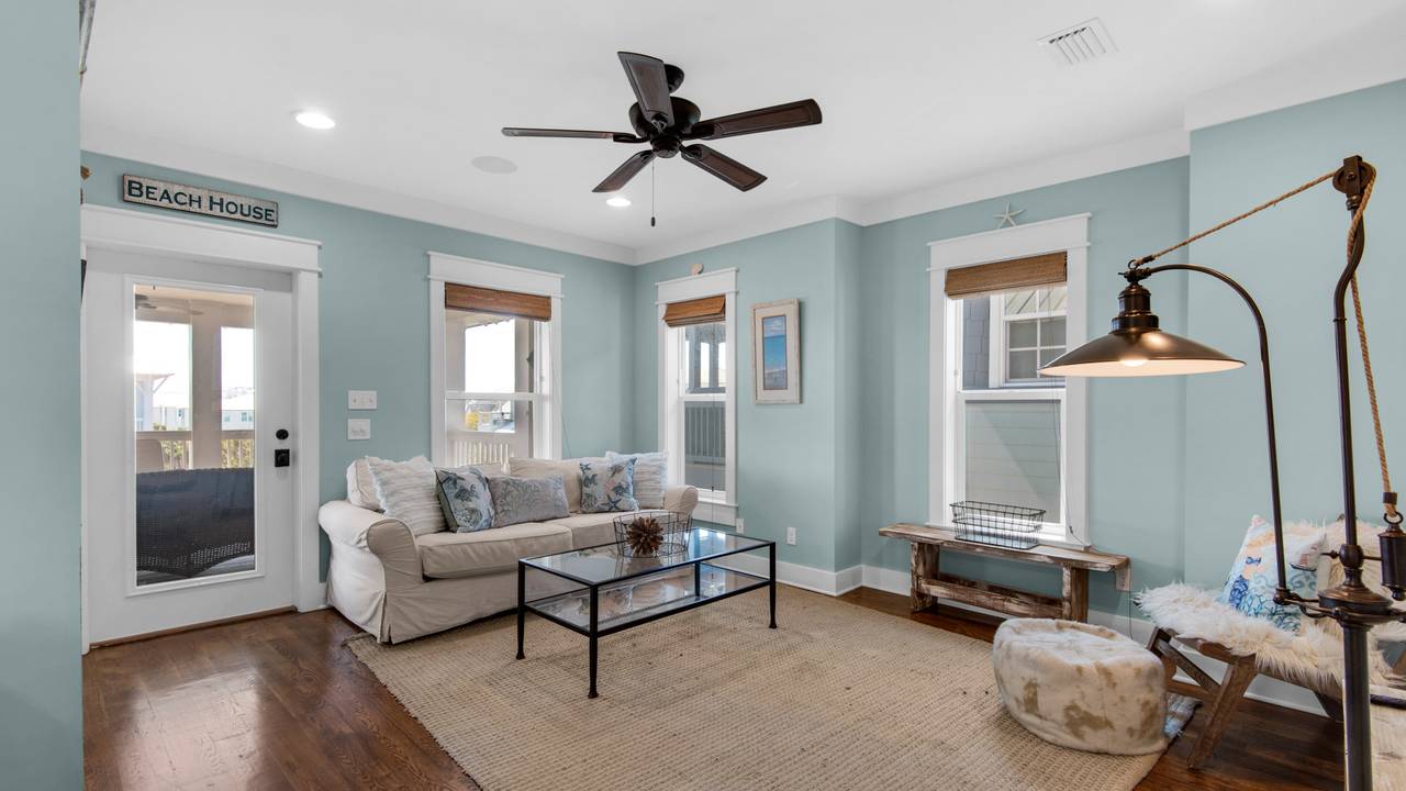 Royal Seaview: 3rd Floor Seating area Royal Seaview: 3rd Floor Seating area