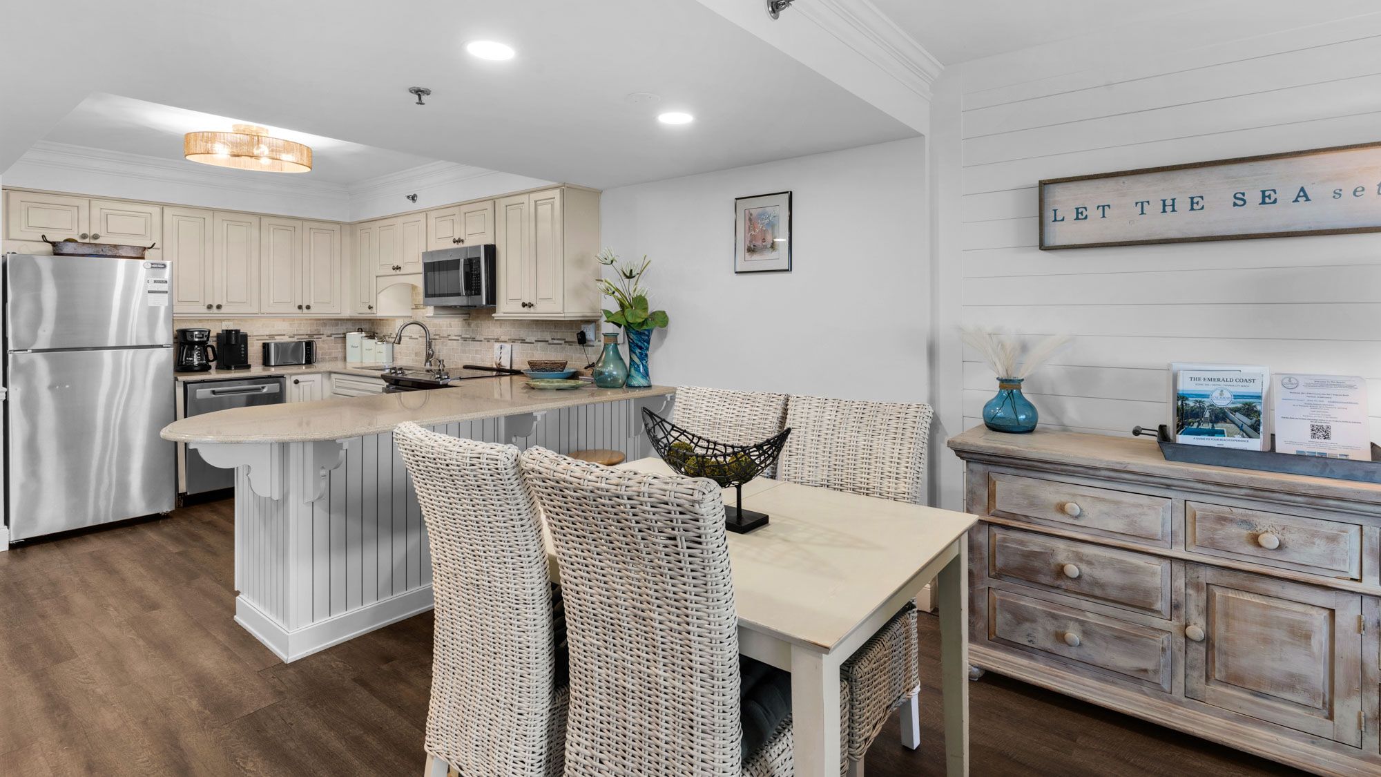 BeachCrest 102 - Dining into Kitchen 