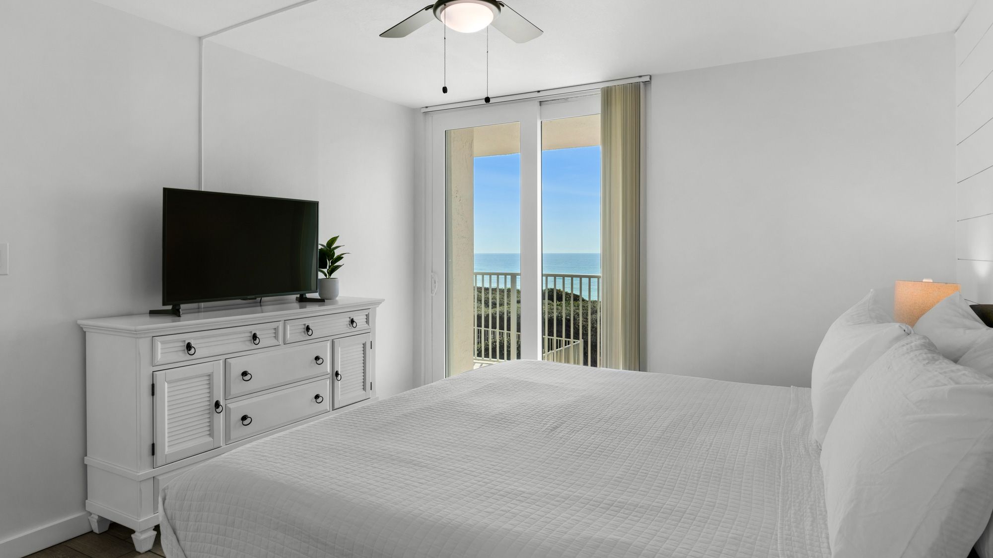 BeachCrest 204: Gulf Front Master/Primary bedroom with private b