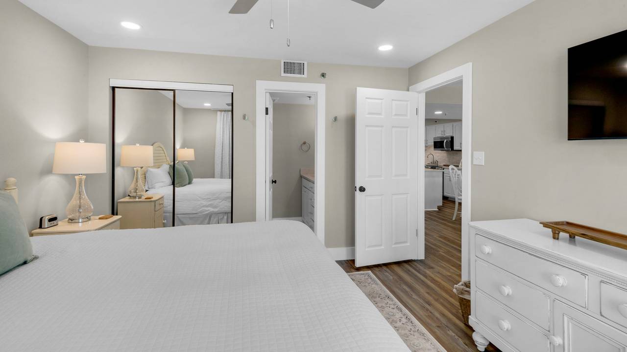 BeachCrest 402 King Bedroom with Private Bathroom and Balcony Ac BeachCrest 402 King Bedroom with Private Bathroom and Balcony Ac