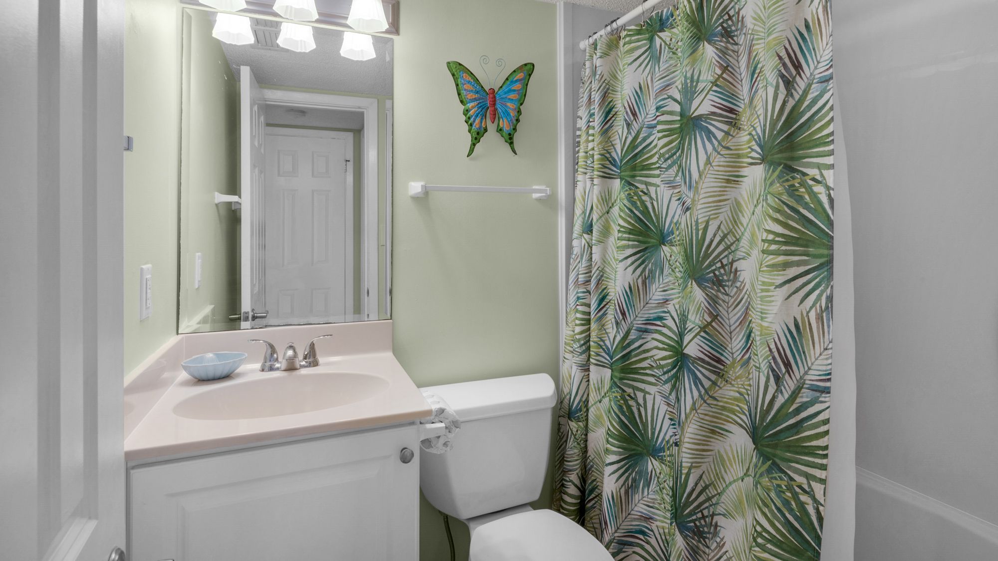 BeachCrest 404 Guest Bathroom