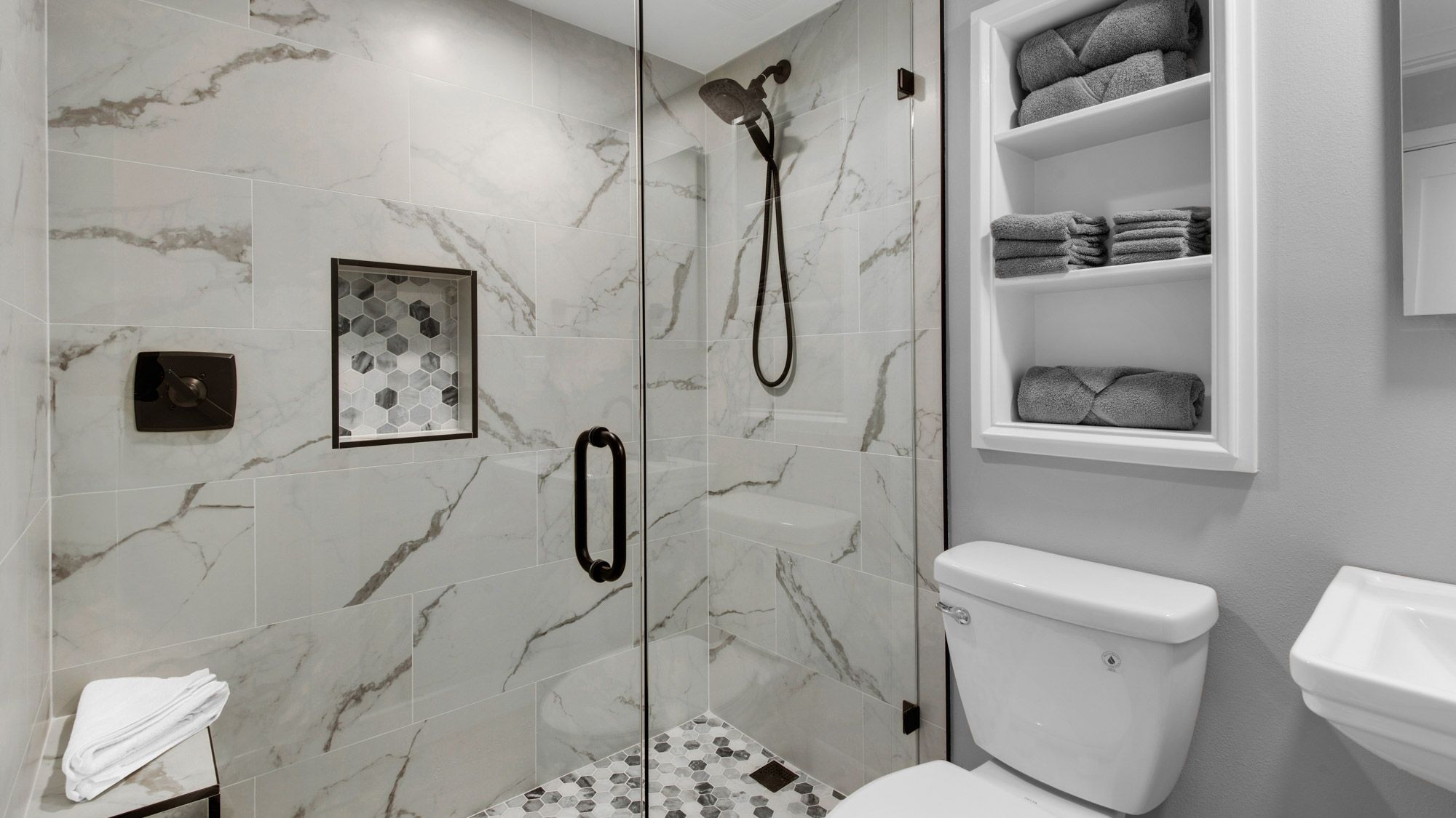 BeachCrest 603 Shared Bathroom