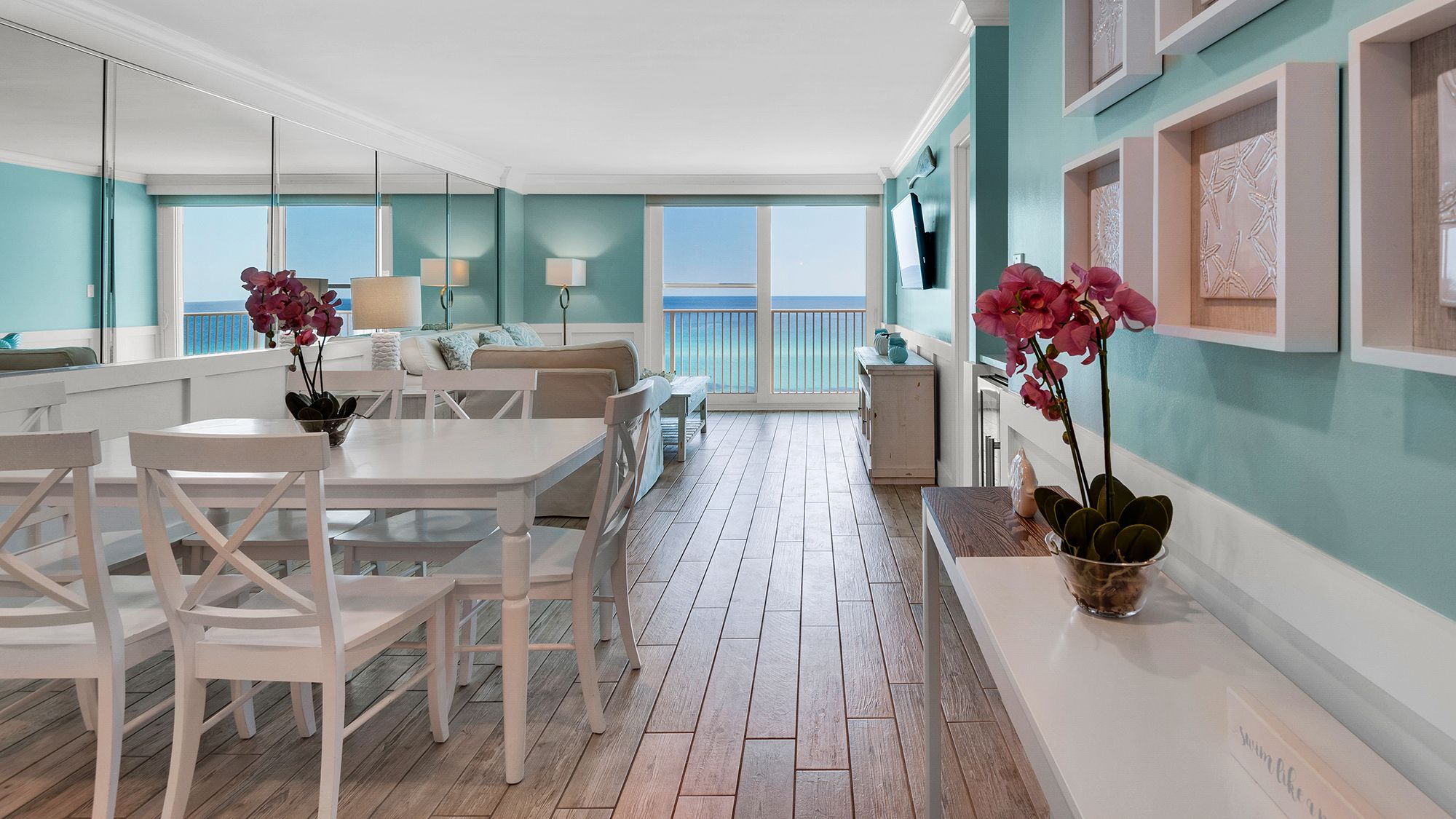 BeachCrest 604 Dining/living area, TV with gulf views