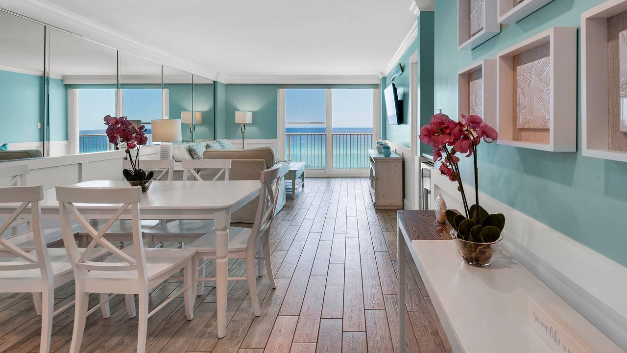 BeachCrest 604 Dining/living area, TV with gulf views BeachCrest 604 Dining/living area, TV with gulf views