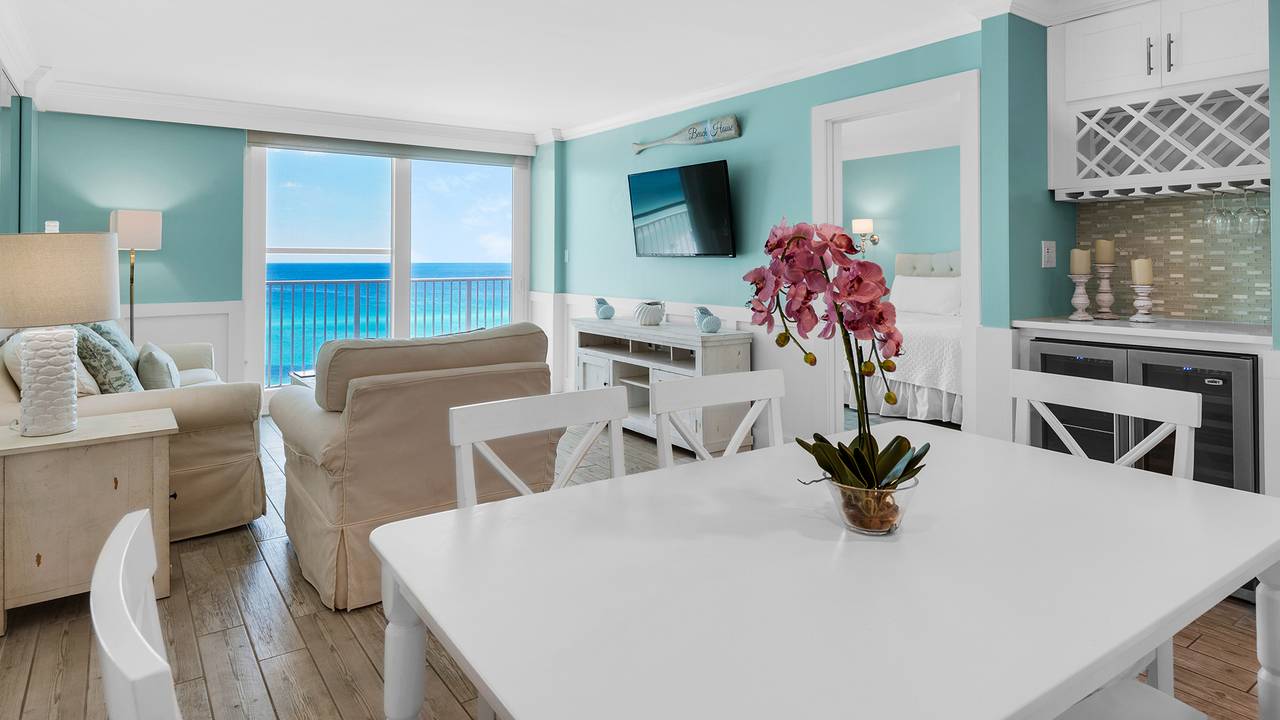 BeachCrest 604 Dining/living area, and TV with gulf views BeachCrest 604 Dining/living area, and TV with gulf views
