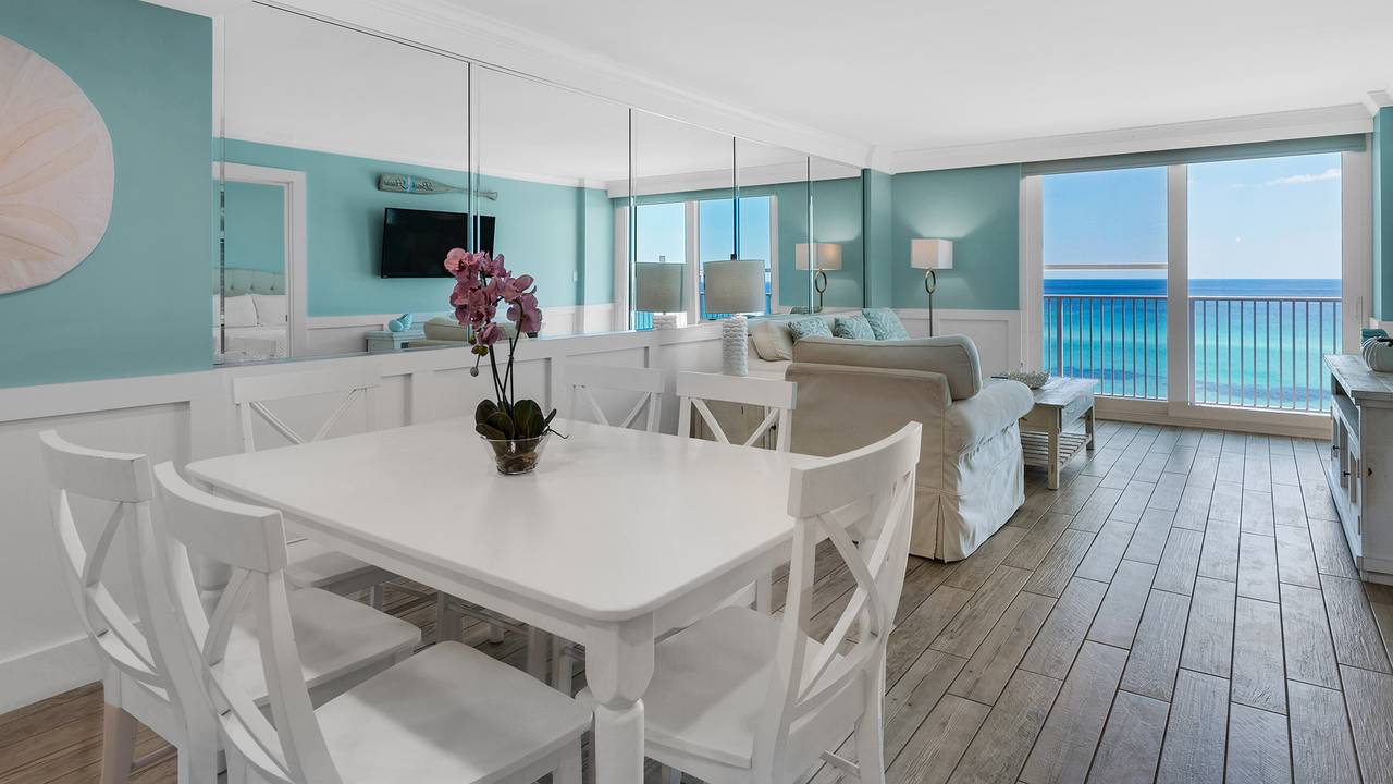 BeachCrest 604 Dining/living area, and TV with gulf views BeachCrest 604 Dining/living area, and TV with gulf views