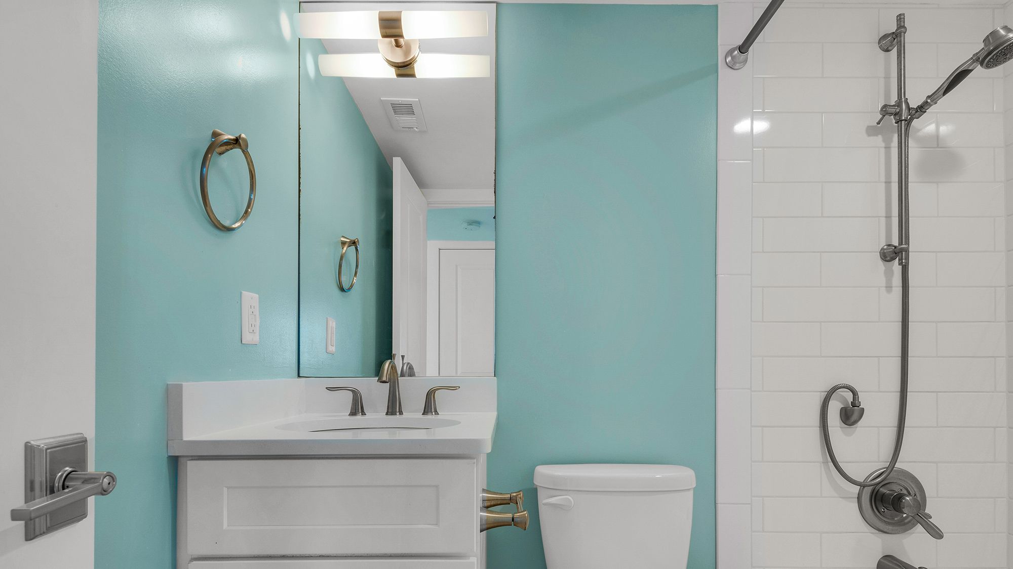 BeachCrest 604 Second full bathroom with shower and lighted mirr