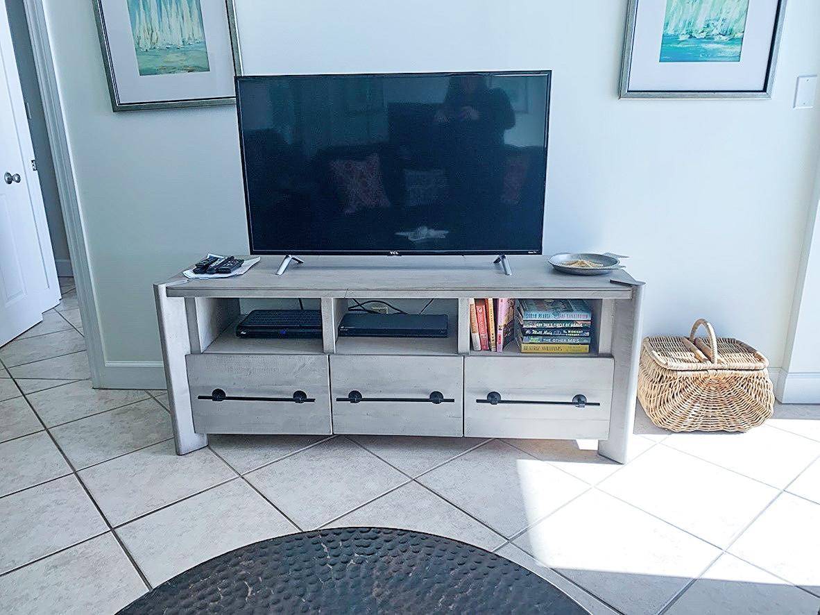 BeachCrest 805 TV with new stand BeachCrest 805 TV with new stand