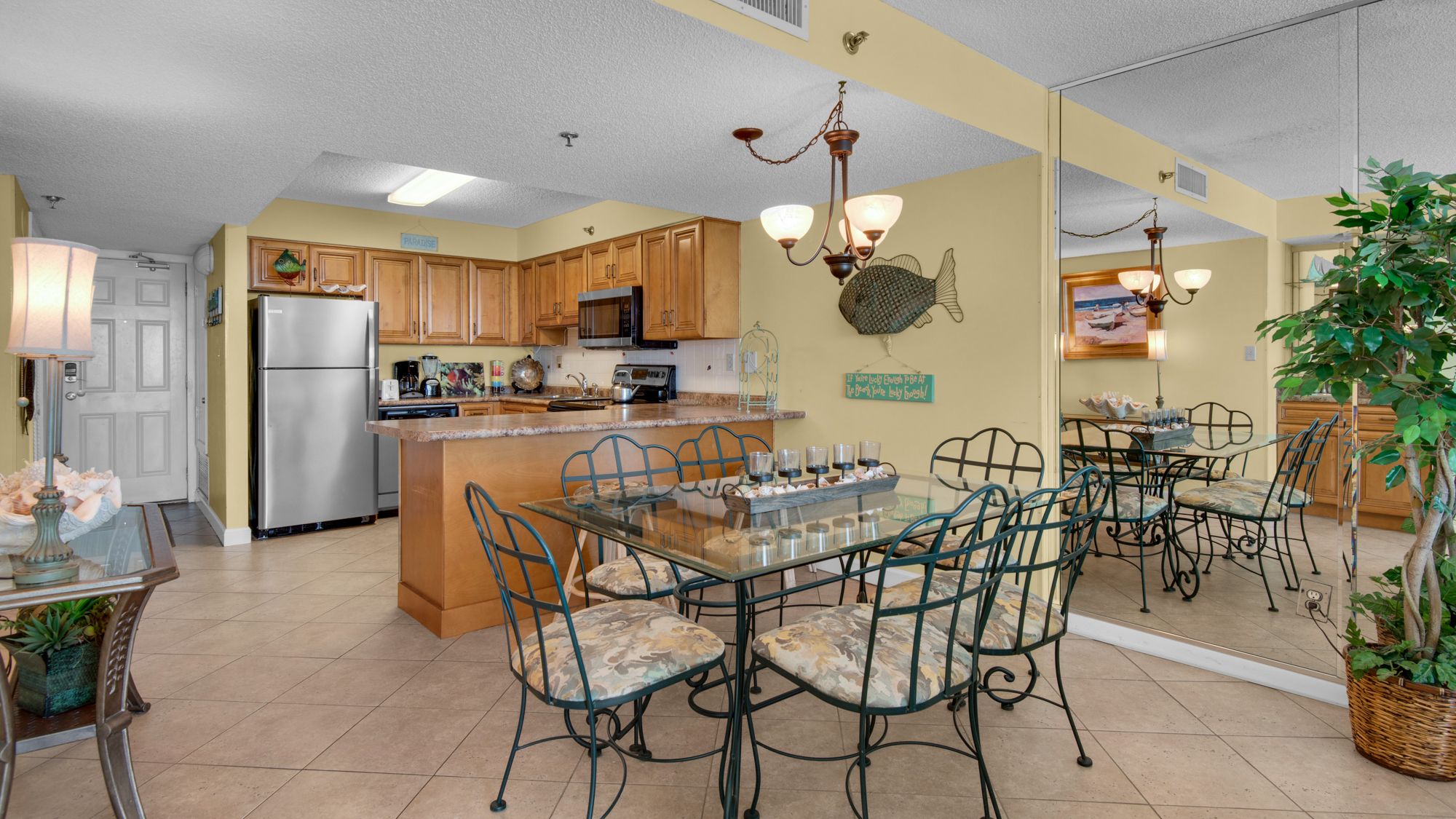 BeachCrest 806 Table and Kitchen