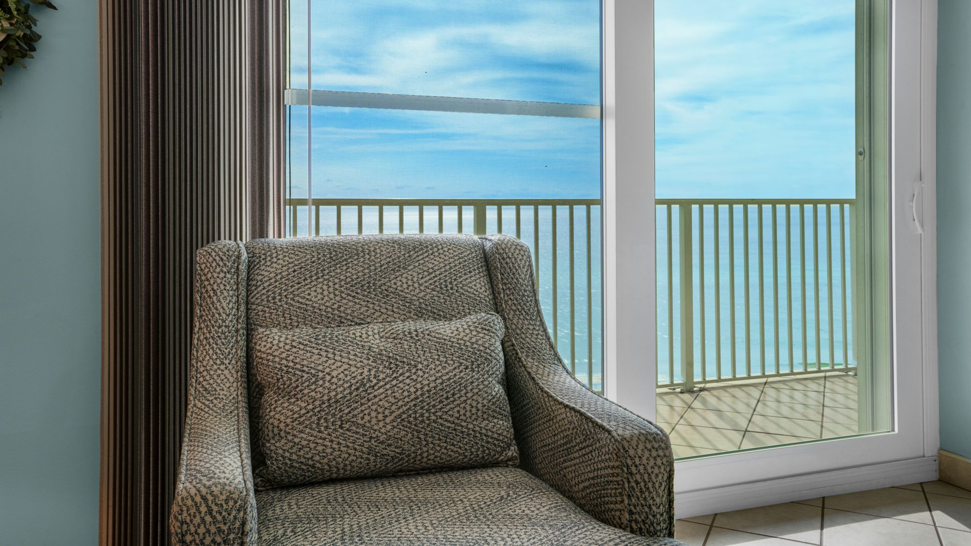 BeachCrest 902 Love Seat and Balcony