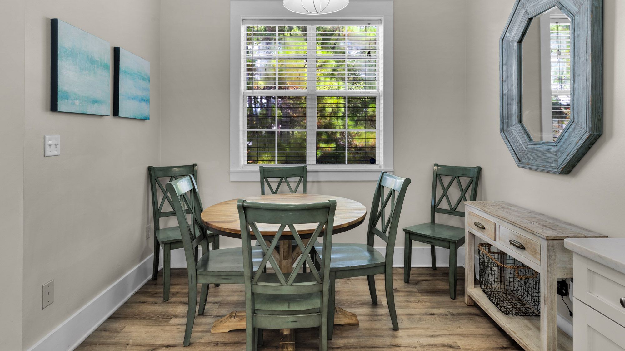 Beach Bungalow 101 Dining area