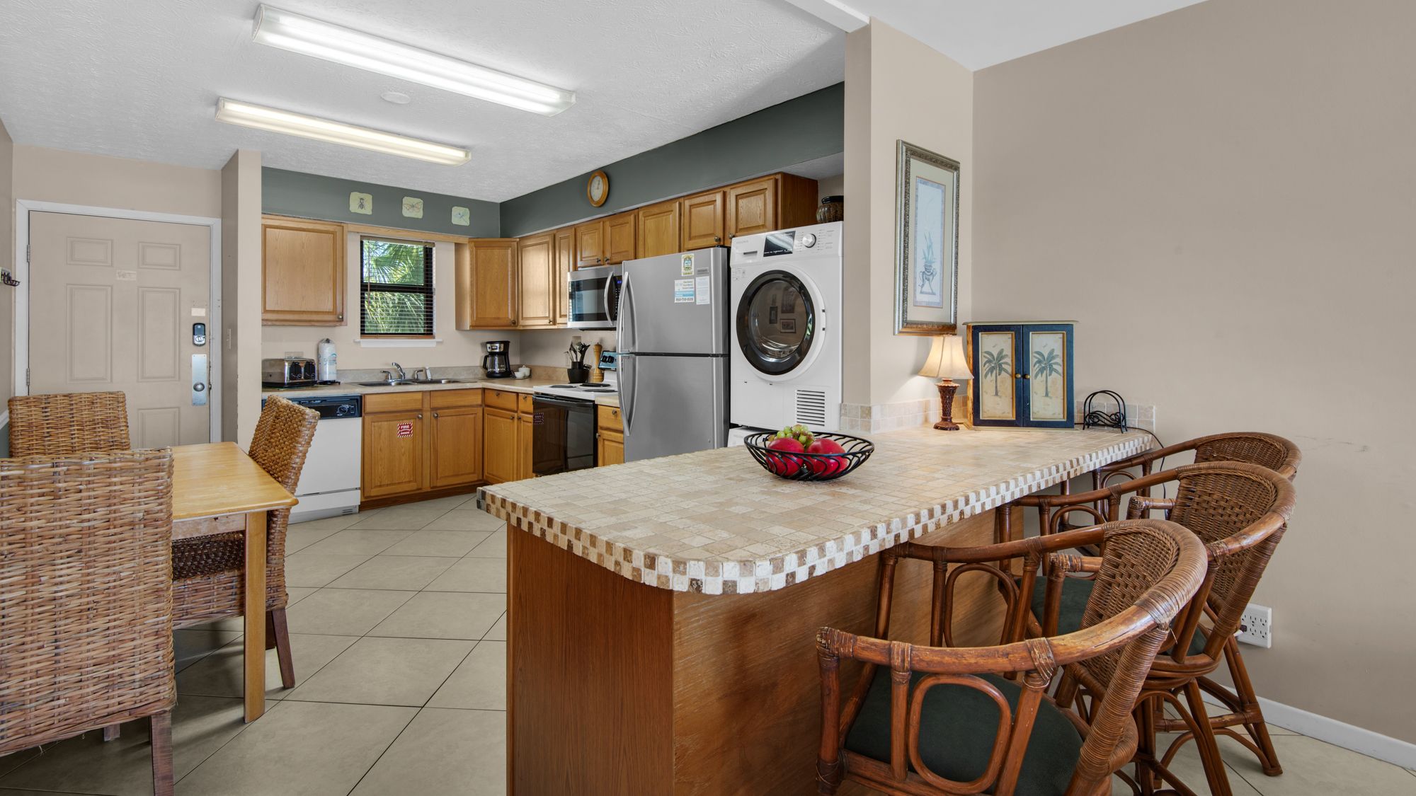 Beachside Condo 6 Dining Area