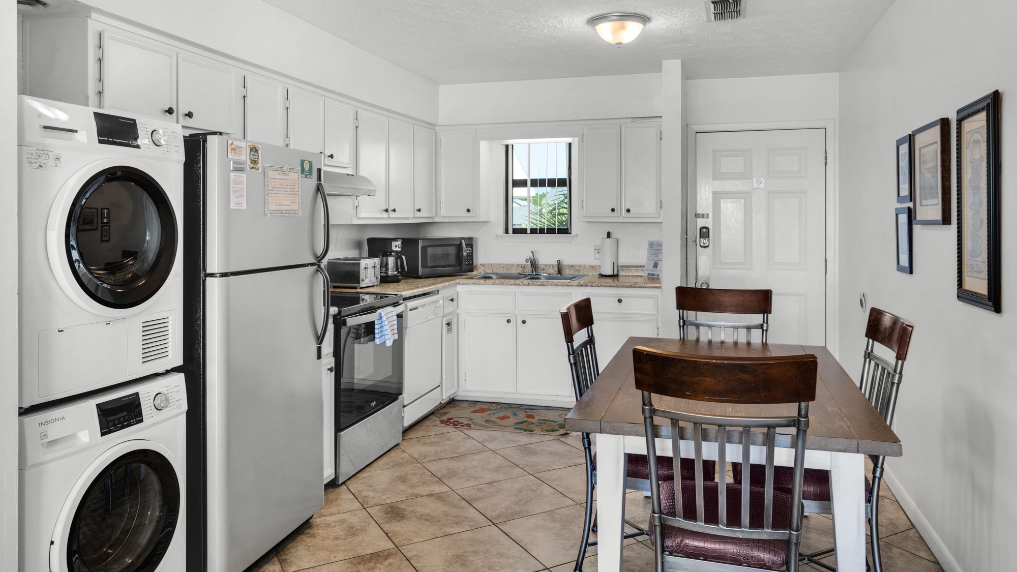 Beachside Condo 9 Kitchen & Dining area