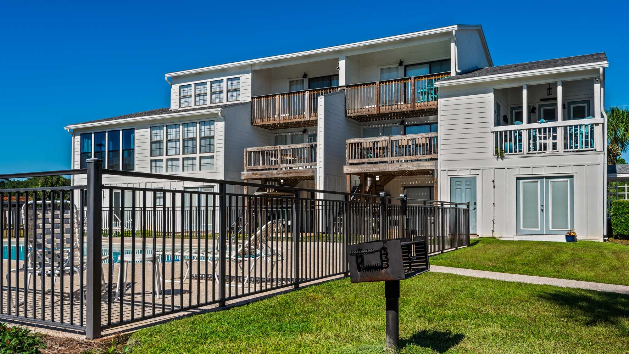 Beachside Grounds & Amenities