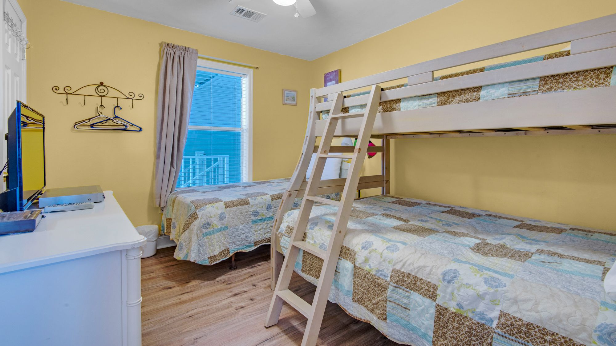 Beachside Villas 221 Guest Bedroom with Twin and Twin-over-Full 
