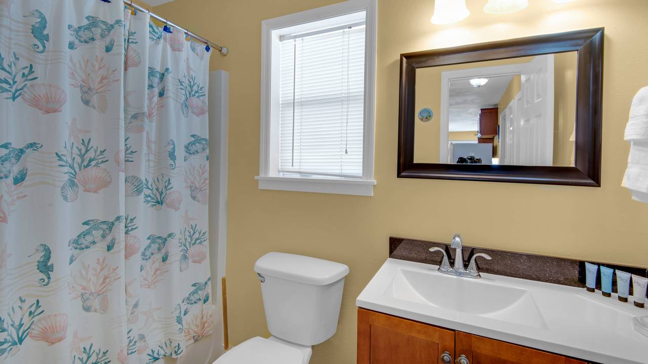 Beachside Villas 221 Shared Hallway Bathroom Beachside Villas 221 Shared Hallway Bathroom