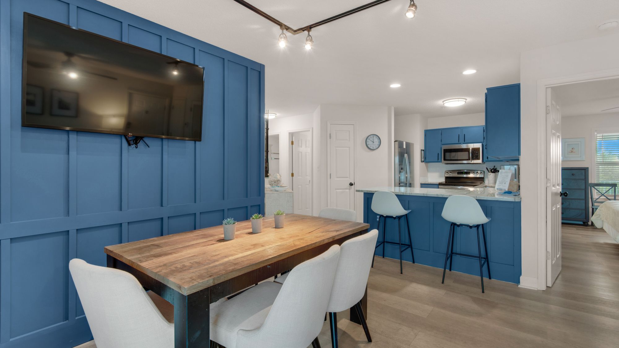 Beachside Villas 232 Dining Table and Kitchen