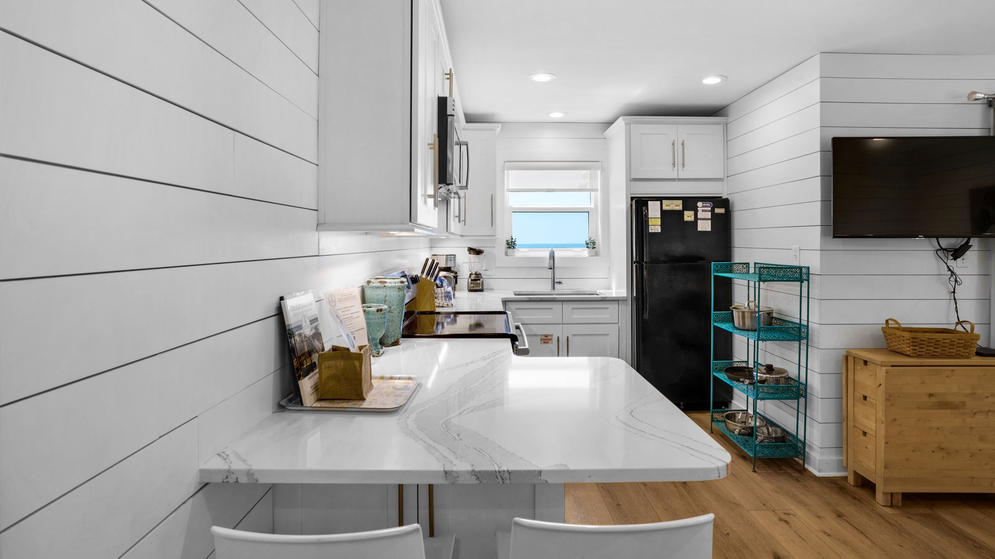 Beachside Villas 612 - Dining into Kitchen area