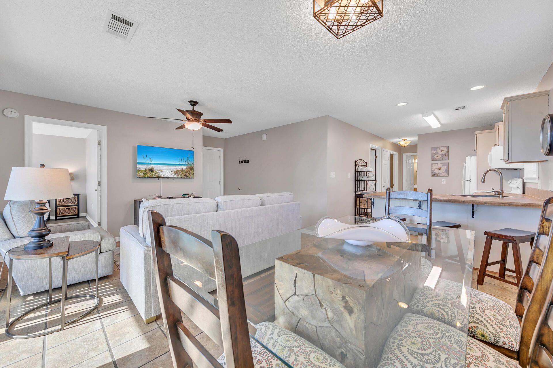 Beachside Villas 623 Dining & living area