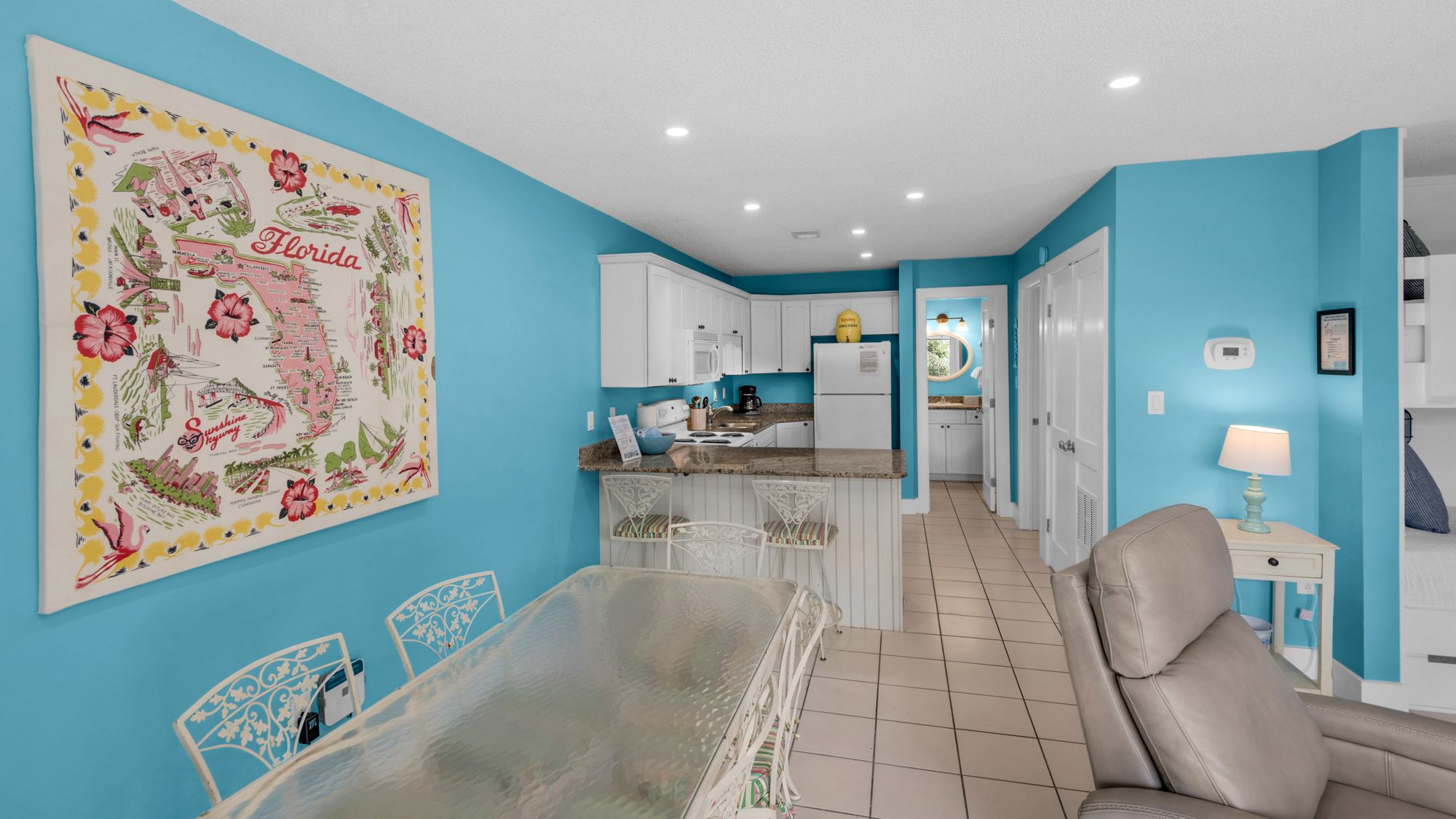 Beachwood Villas 8E Dining Table and Kitchen