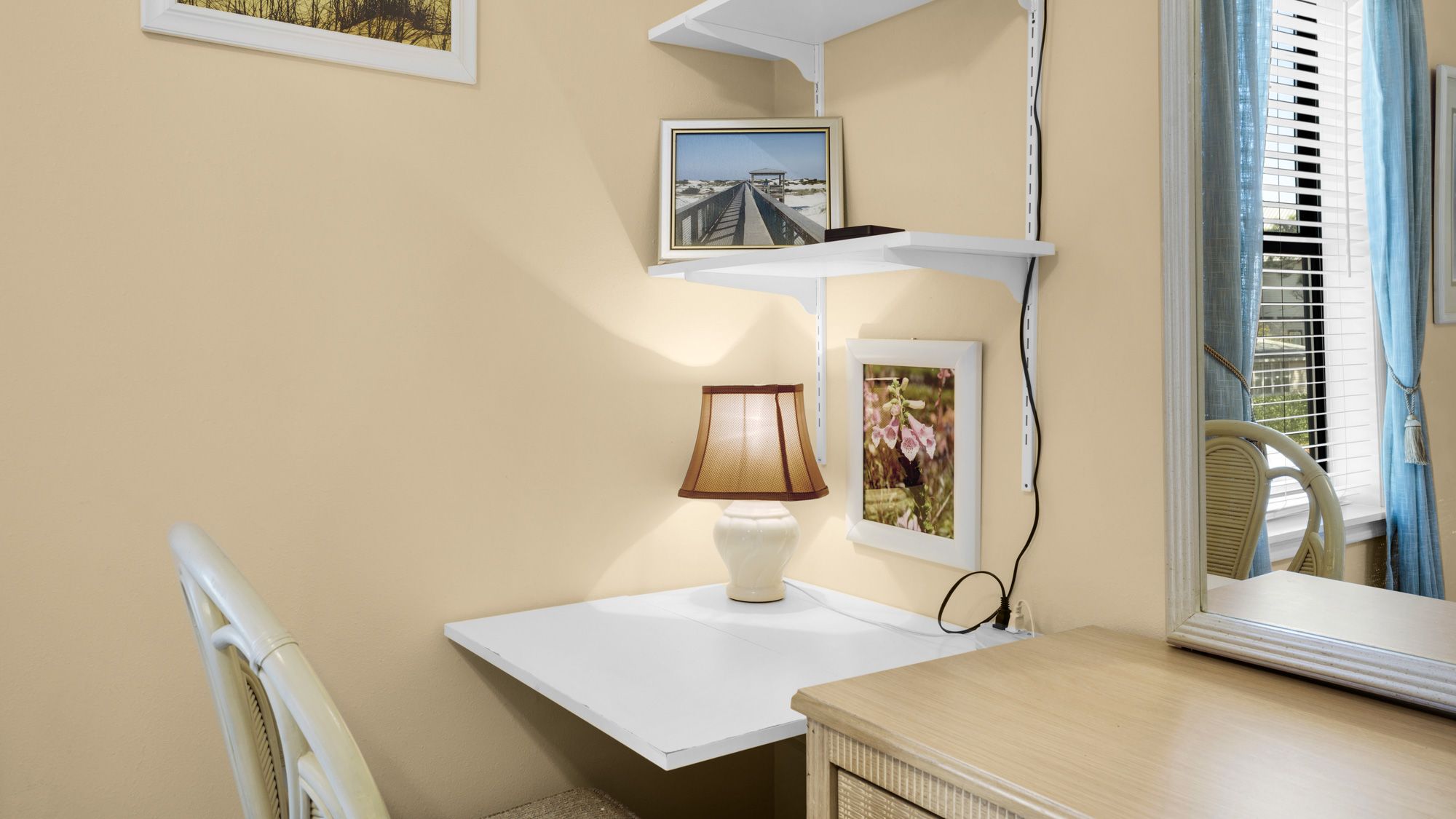 Beachwood Villas 13H Desk