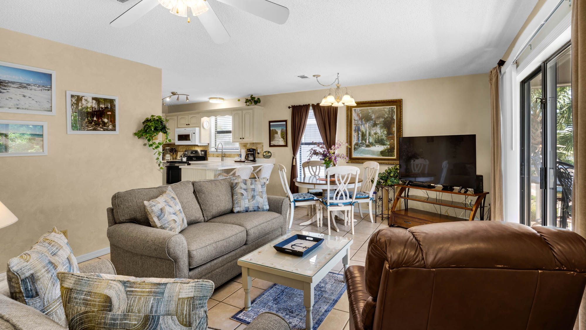 Beachwood Villas 13H Living area