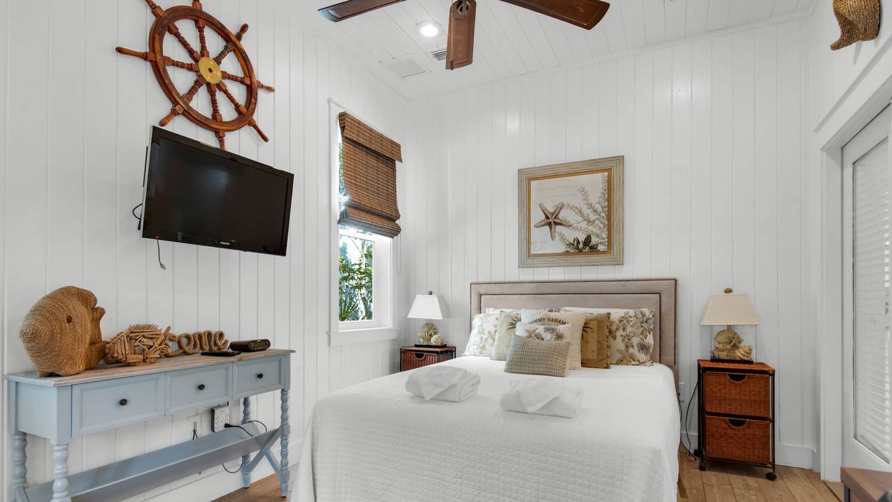 Crow's Nest 1st Floor Queen Bedroom Crow's Nest 1st Floor Queen Bedroom