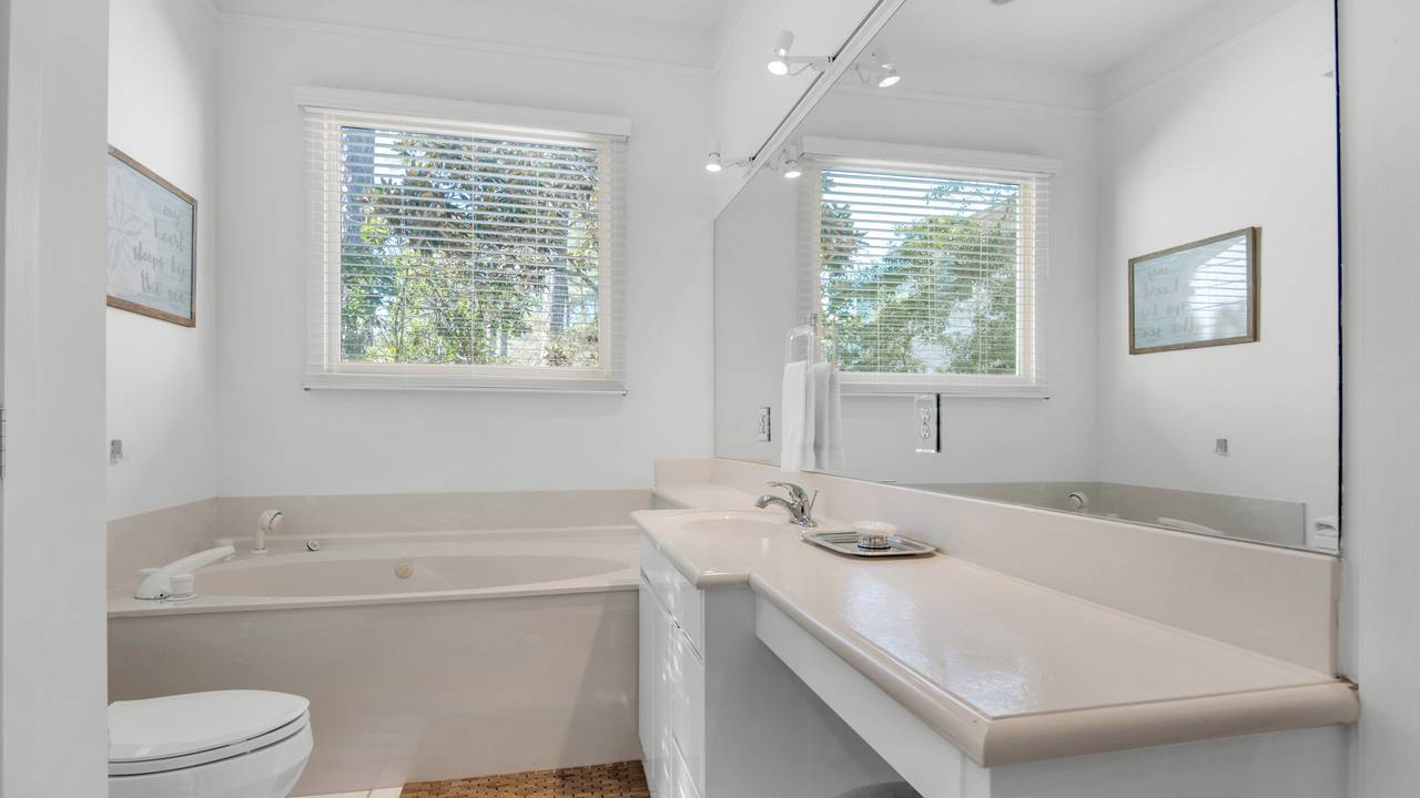 Crow's Nest 1st Floor Private Bathroom Crow's Nest 1st Floor Private Bathroom