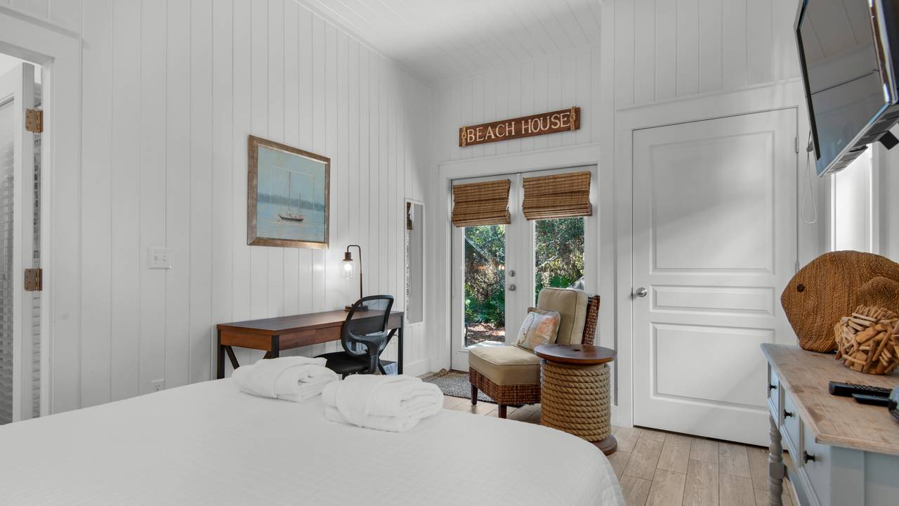 Crow's Nest 1st Floor Queen Bedroom Crow's Nest 1st Floor Queen Bedroom