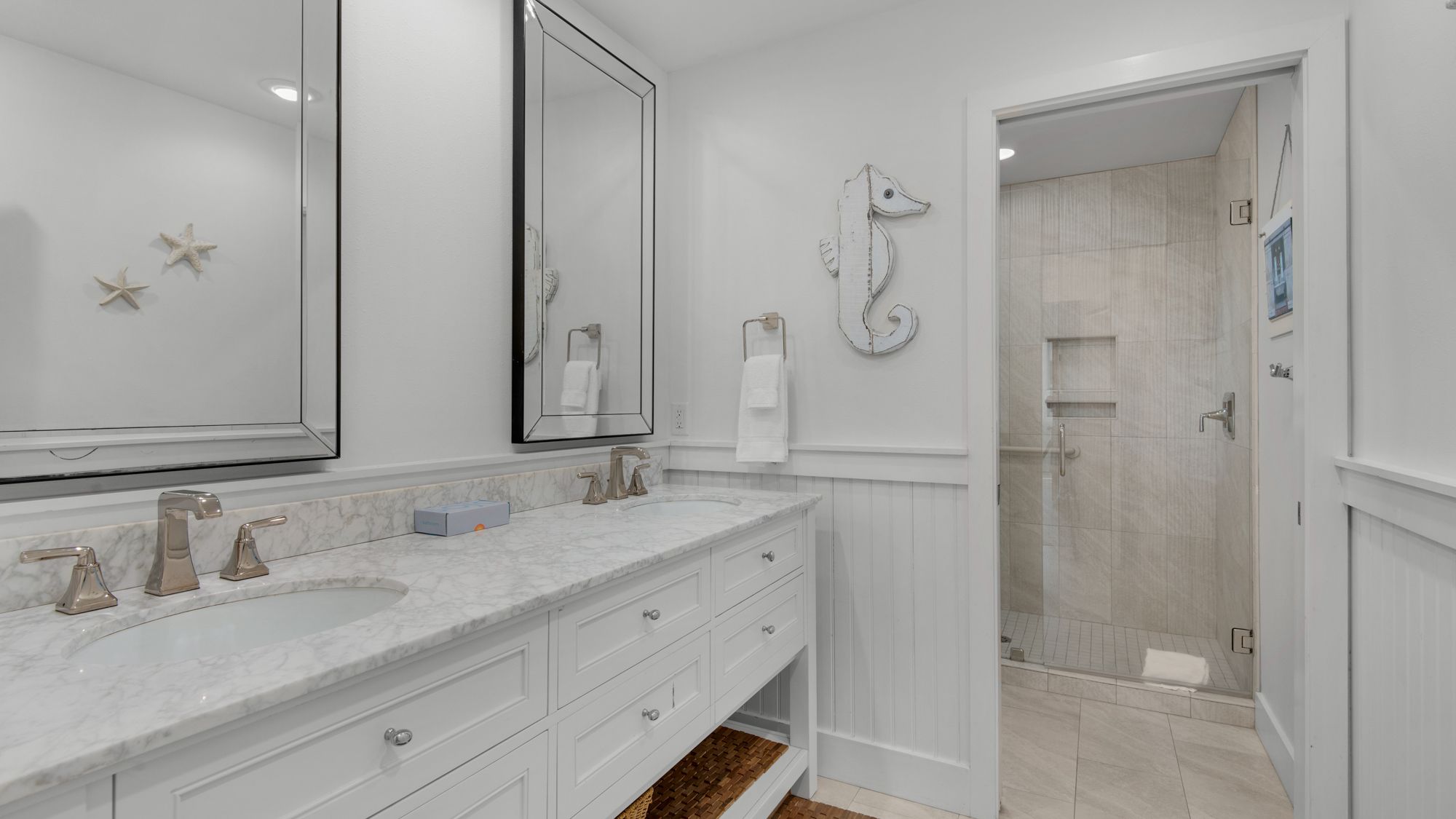 Crow's Nest 2nd Floor Private Bathroom