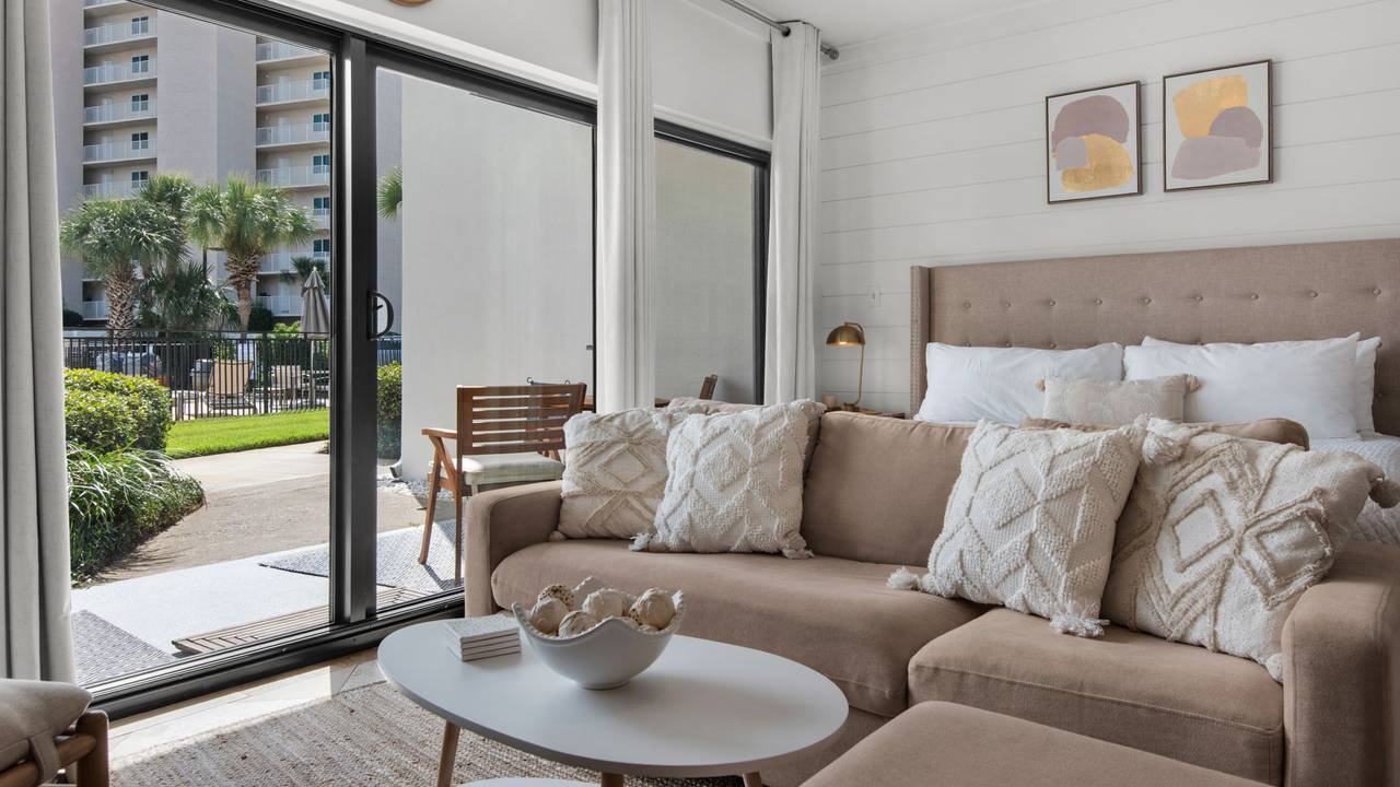 Emerald Hill 23 - Pool Side Studio King Bed Emerald Hill 23 - Pool Side Studio King Bed