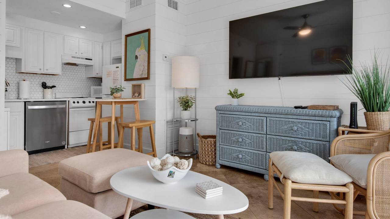 Emerald Hill 23 - Pool Side Studio Large TV Emerald Hill 23 - Pool Side Studio Large TV