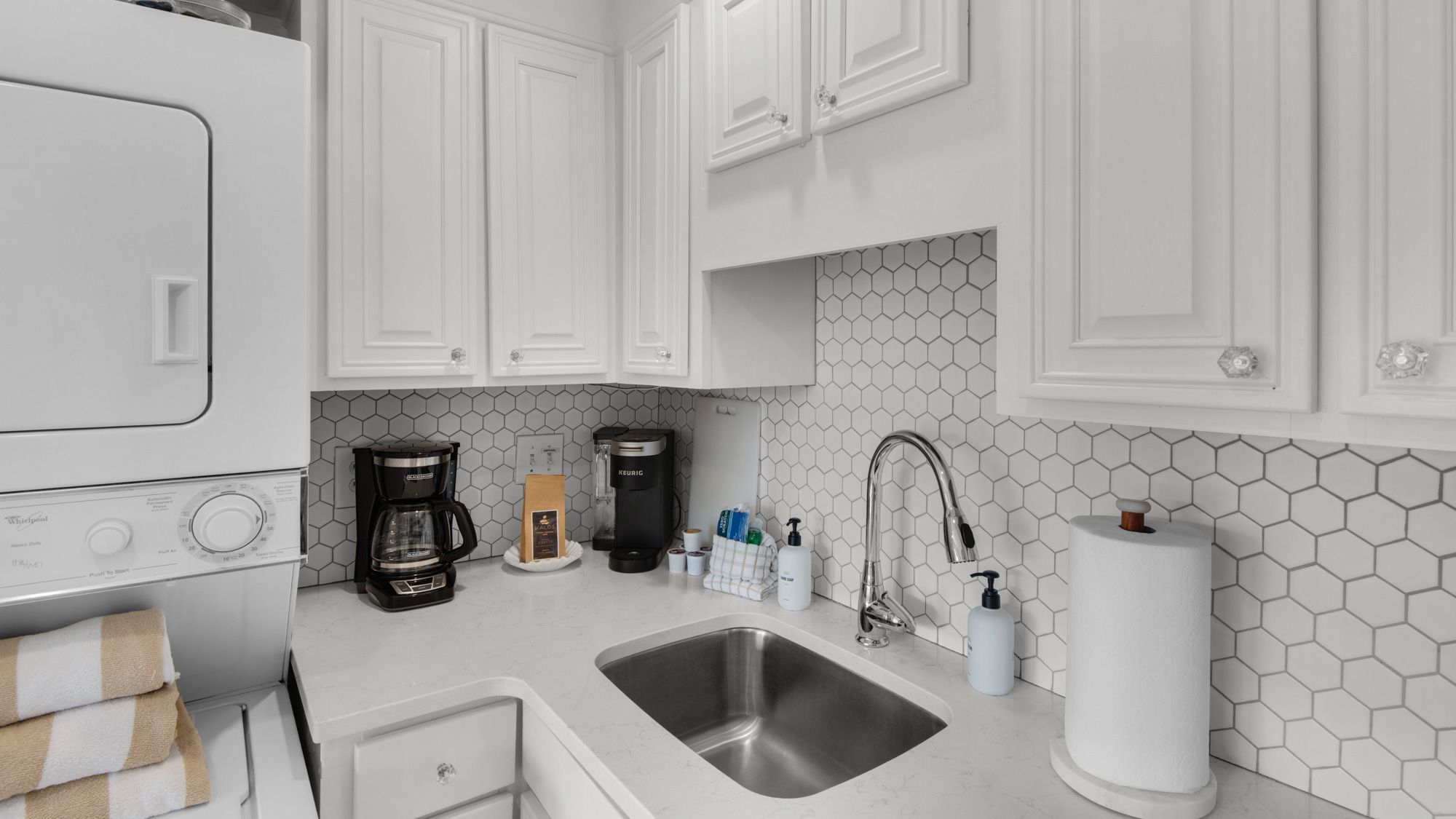 Emerald Hill 23 - Pool Side Studio Kitchen 