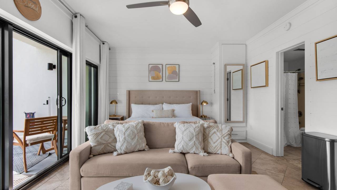 Emerald Hill 23 - Pool Side Studio King Bed Emerald Hill 23 - Pool Side Studio King Bed