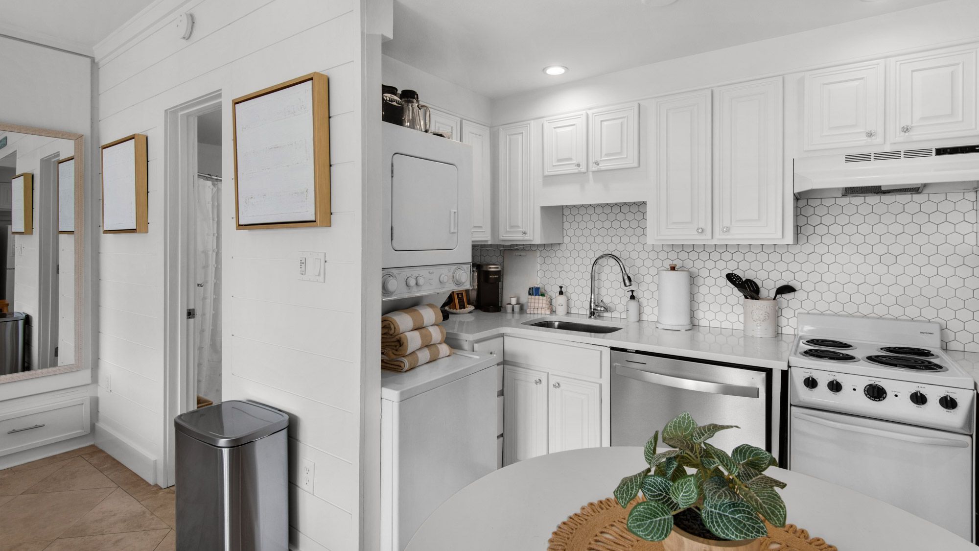 Emerald Hill 23 - Pool Side Studio Kitchen 