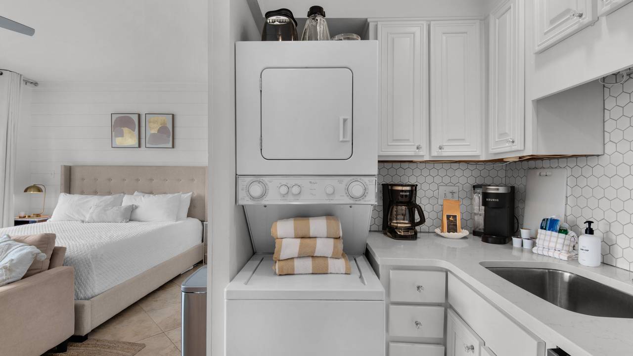 Emerald Hill 23 - Pool Side Studio Kitchen & Washer/Dryer Emerald Hill 23 - Pool Side Studio Kitchen & Washer/Dryer