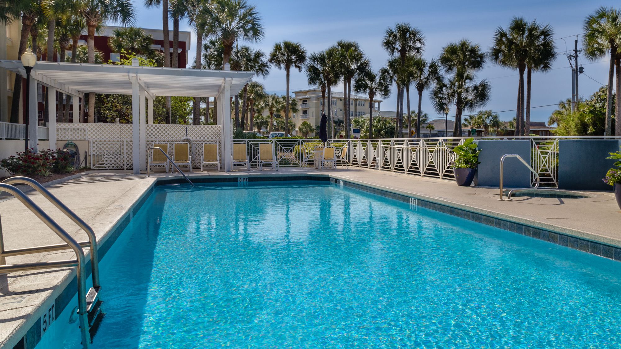 Gulf Place Grounds and Amenities