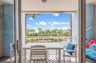 GCB206 - Balcony with outdoor furniture GCB206 - Balcony with outdoor furniture