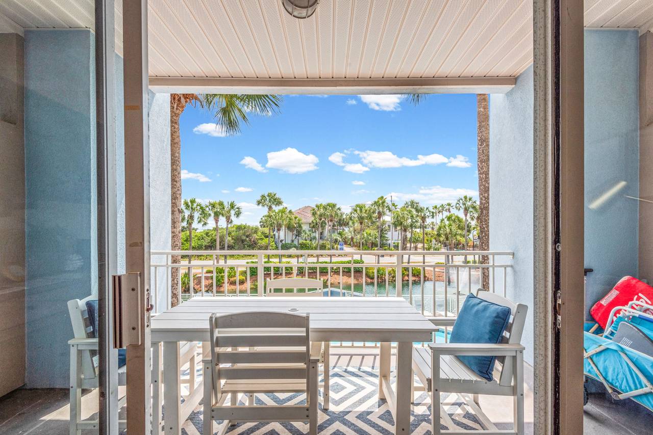 GCB206 - Balcony with outdoor furniture GCB206 - Balcony with outdoor furniture