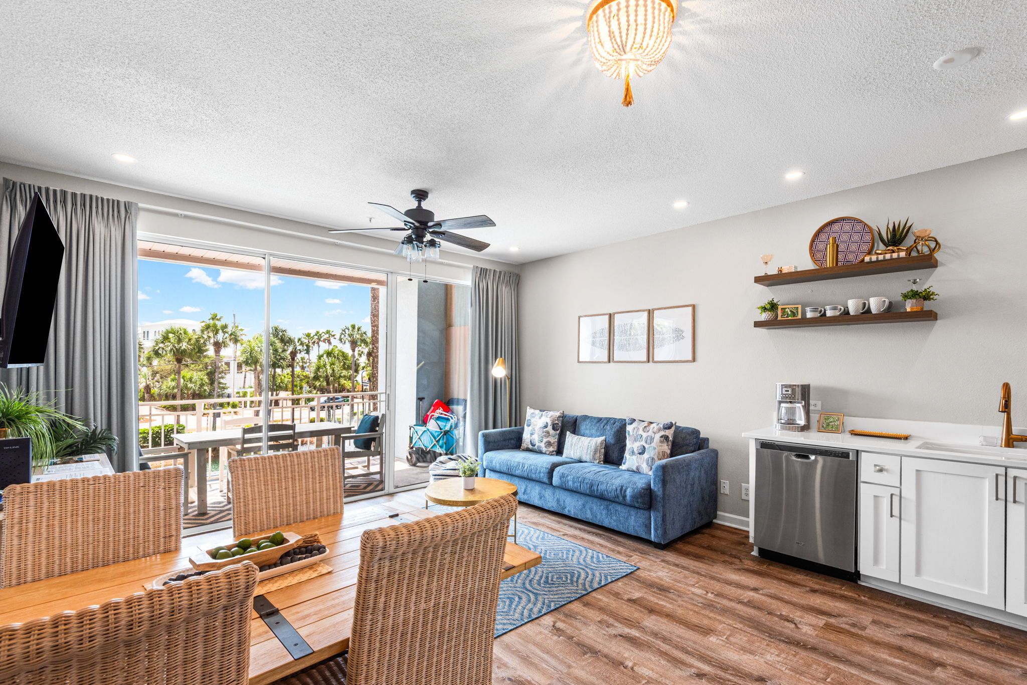 GCB206 - Living & dining area