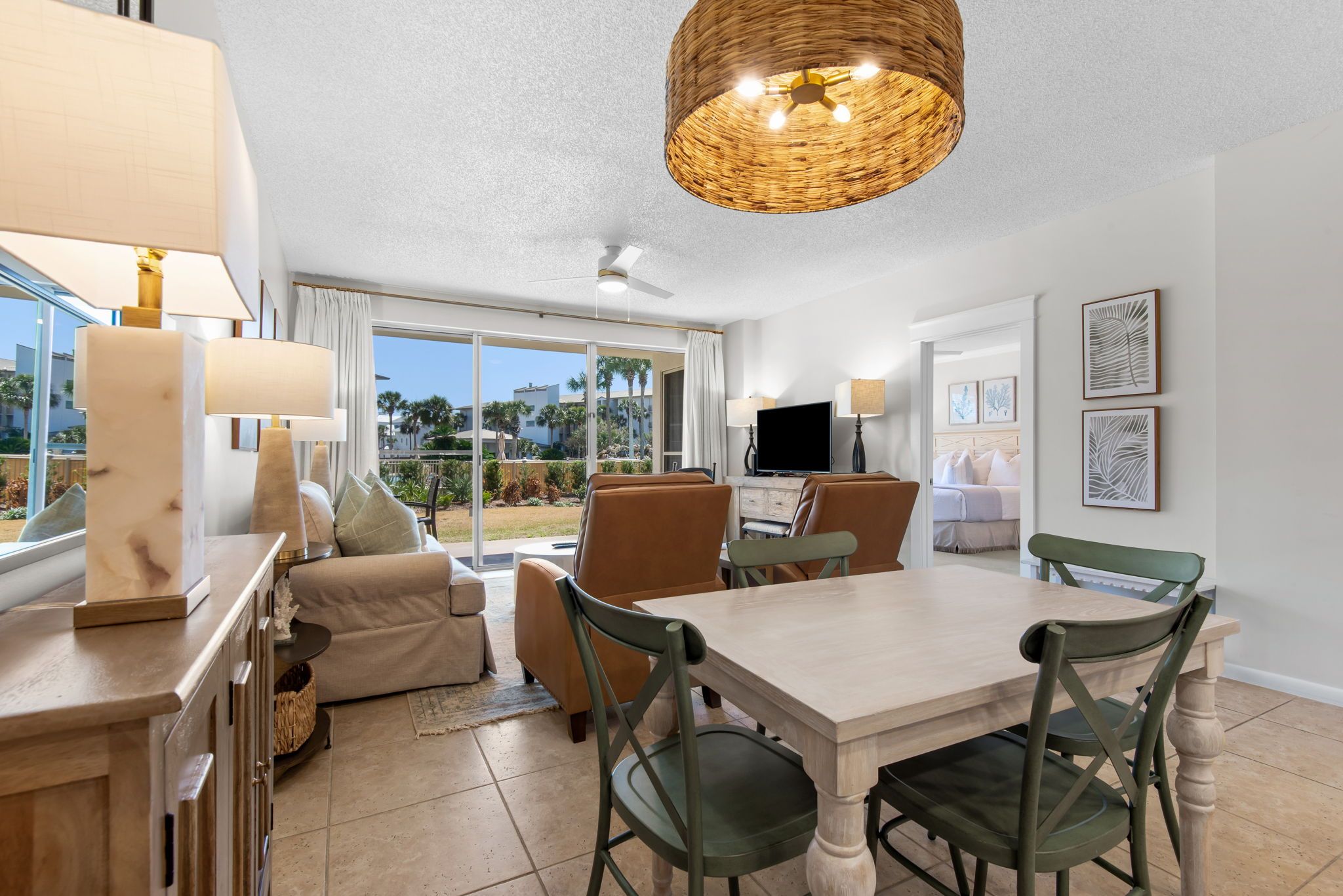 High Pointe Resort 132- Dining into living area