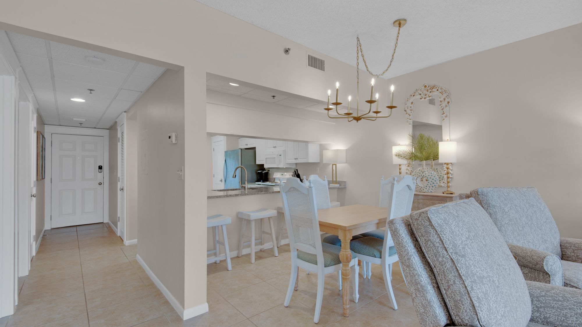 High Pointe 132 Dining Area into Kitchen