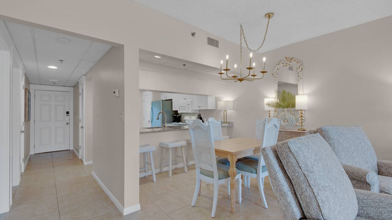 High Pointe 132 Dining Area into Kitchen High Pointe 132 Dining Area into Kitchen
