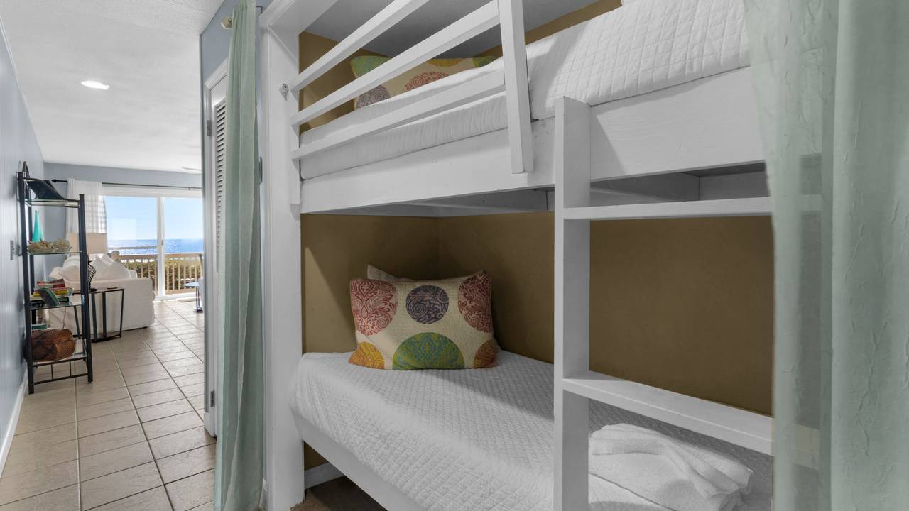 Mistral 6 Hallway Bunks Mistral 6 Hallway Bunks